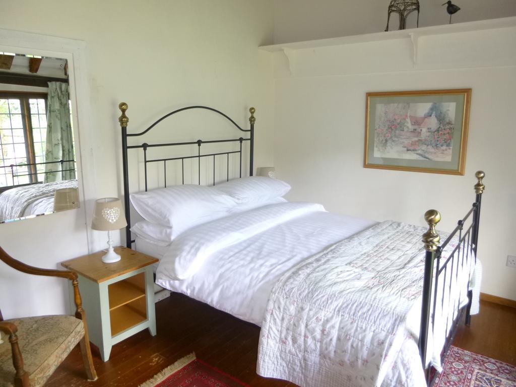 Church Hall Farm Bed And Breakfast Брокстед Номер фото
