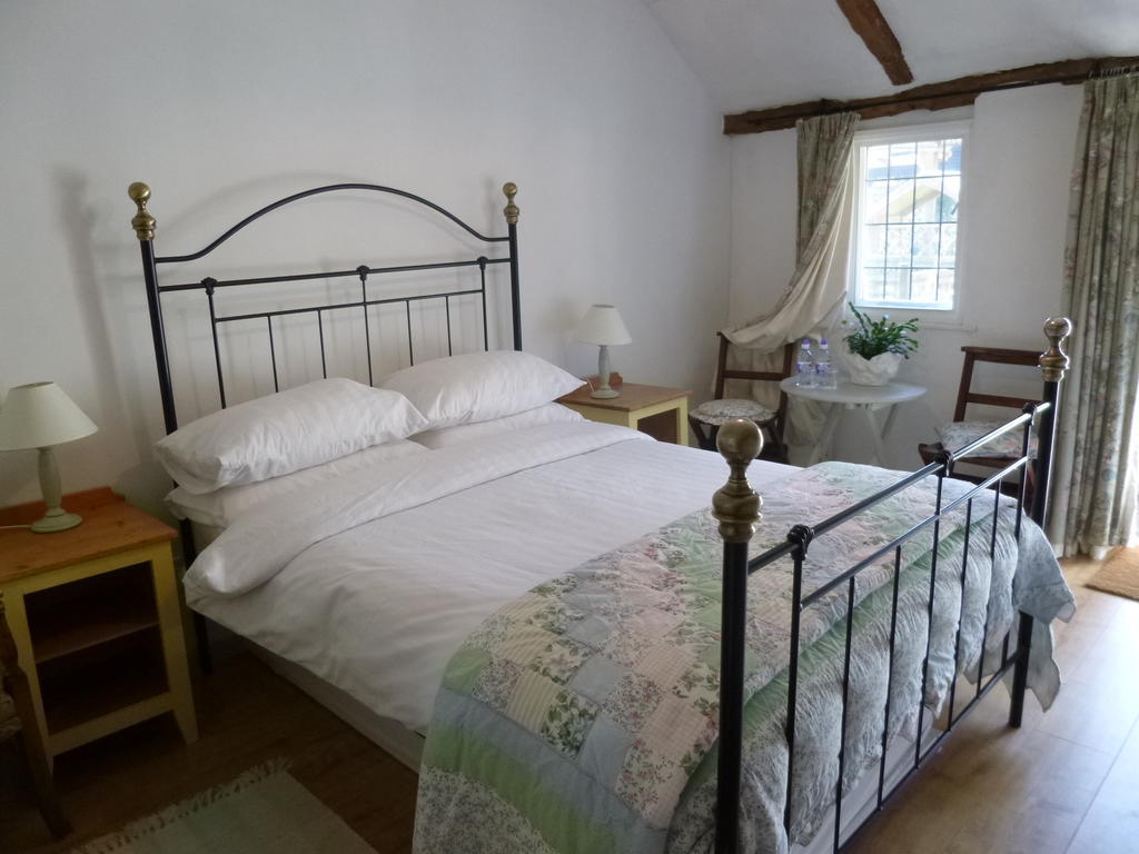 Church Hall Farm Bed And Breakfast Брокстед Номер фото