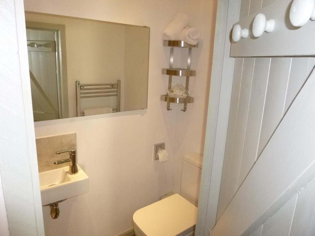 Church Hall Farm Bed And Breakfast Брокстед Номер фото