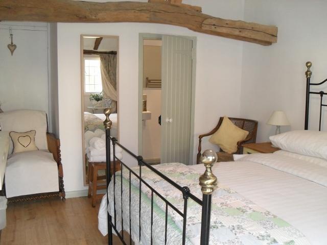 Church Hall Farm Bed And Breakfast Брокстед Номер фото