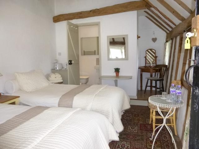 Church Hall Farm Bed And Breakfast Брокстед Номер фото